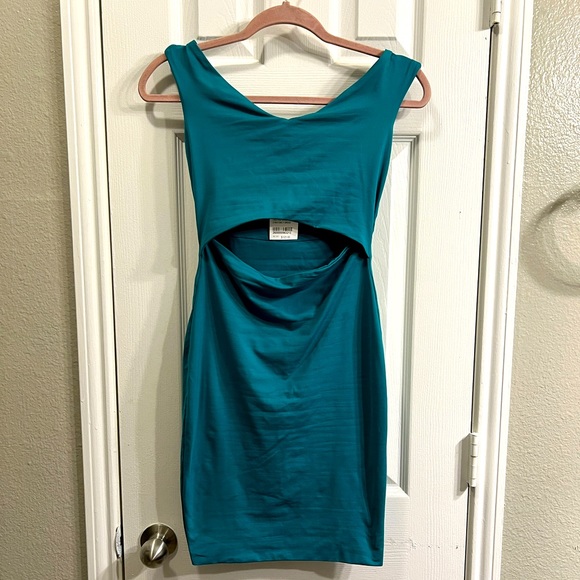 BNWT Kookai Emily Dress with cutout in Fanfare Green - Picture 2 of 6